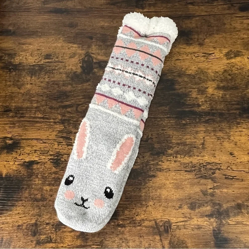 NWT fuzzy bunny rabbit gripper bottom slipper socks, size 9-11.